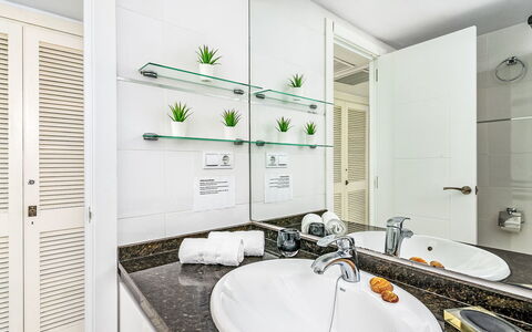 O.house: Design Intérieur, Luminaire Plomberie, Salle De Bains, Sol, Évier, Comptoir, Lavabo, Robinet, Sol, Plomberie