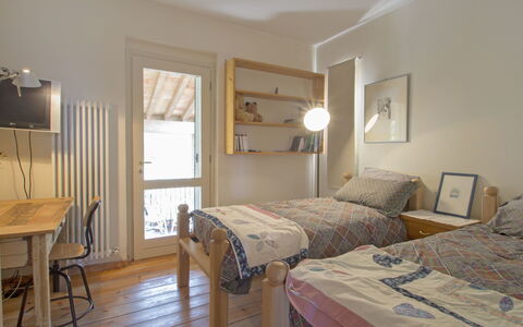 Paradiso: Chambre, Meubles, Lit, Pièce, Propriété, Drap De Lit, Cadre De Lit, Sol, Design Intérieur, Literie