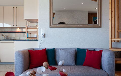 Prameiraz 10: Propriété, Meubles, Miroir, Canapé, Confort, Bleu Azur, Bois, Bâtiment, Éclairage, Design Intérieur