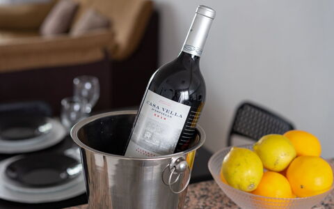Los Nadales: Bouteille, Vaisselle, Table, Aliments, Drinkware, Ingrédient