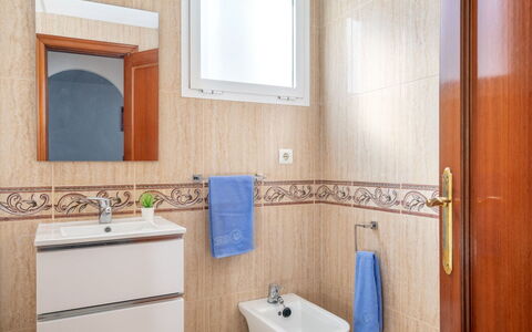 Los Nadales: Marron, Miroir, Propriété, Luminaire Plomberie, Robinet, Bâtiment, Fenêtre, Évier, Salle De Bains, Bleu Azur