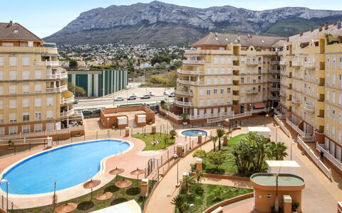 Jardines del Montgo: Bâtiment, L'Eau, Ciel, Propriété, Montagne, Fenêtre, Plante, Design Urbain, Maison, Piscine