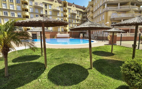 Jardines del Montgo: L'Eau, Bâtiment, Plante, Propriété, Fenêtre, Ciel, Piscine, Ombre, Arbre, Maison
