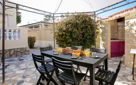 Somnium Mare: Propriété, Pièce, Meubles, Bâtiment, Maison, Table, Immobilier, Design Intérieur, Salle À Manger, Jaune