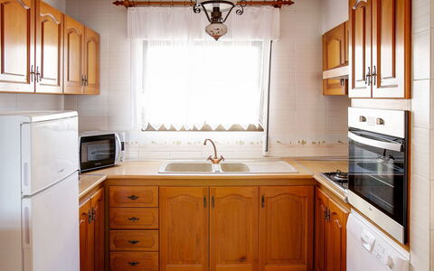 Somnium Mare: Comptoir, Cabinetry, Meubles, Pièce, Cuisine, Propriété, Sol, Évier, Design Intérieur, Bâtiment