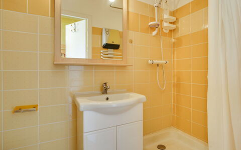 Arcachon 198: Salle De Bains, Pièce, Propriété, Tuile, Mur, Accessoire Salle De Bain, Jaune, Design Intérieur, Robinet, Architecture