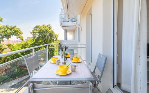 Zéphyr: Table, Plante, Propriété, Meubles, Chaise, Ciel, Pot De Fleur, Vaisselle, Porche, Bâtiment