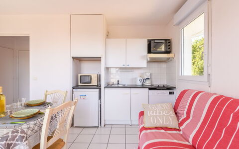 Zéphyr: Meubles, Propriété, Cabinetry, Comptoir, Cuisinière, Bois, Appareil De Cuisine, Chaise, Design Intérieur, Cuisine