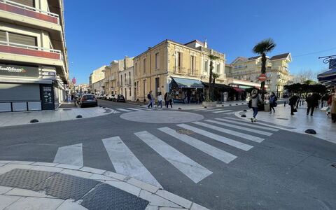 Bleu Bassin: Ciel, Bâtiment, Surface De La Route, Infrastructure, Asphalte, Design Urbain, Fenêtre, Rue, Ville, Trottoir