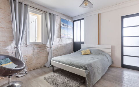 Bleu Bassin: Meubles, Bâtiment, Fenêtre, Confort, Bleu Azur, Bois, Ombre, Cadre De Lit, Design Intérieur