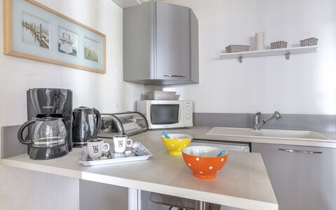 Bleu Bassin: Robinet, Evier, Cabinetry, Comptoir, Évier, Propriété, Meubles, Appareil De Cuisine, Cuisinière, Bâtiment