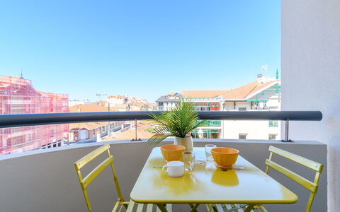 Arcachon 376: Table, Ciel, Meubles, Bâtiment, Fenêtre, Design Intérieur, Vaisselle, Pot De Fleur, Chaise, Plante