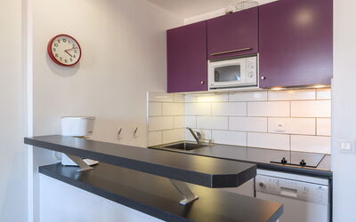Feodorowka 376.1: Cabinetry, Propriété, Comptoir, Évier, Cuisinière, Bois, Design Intérieur, Éclairage, Bâtiment, Cuisine