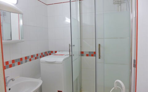 Hego Alde: Salle De Bains, Pièce, Propriété, Architecture, Luminaire Plomberie, Tuile, Immobilier, Maison, Porte, Verre