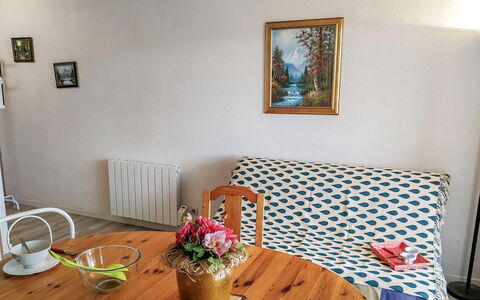 Hego Alde: Table, Vaisselle, Meubles, Propriété, Cadre, Plante, Bâtiment, Bois, Éclairage, Salon