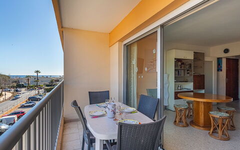 Le Lavandou 330: Bâtiment, Appartement, Zone Résidentielle, Architecture, Condominium, Établissements Humains, Balcon, Ombre, Hôtel