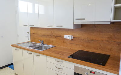 Les Cyclades 330.9: Cabinetry, Comptoir, Robinet, Propriété, Evier, Meubles, Évier, Tiroir, Cuisinière, Cuisine