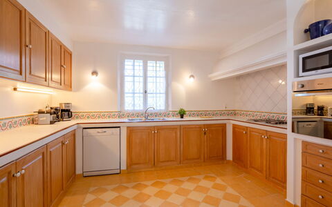 Villa Cyrnos: Cabinetry, Comptoir, Meubles, Évier, Evier, Cuisine, Bois, Éclairage, Fenêtre, Robinet