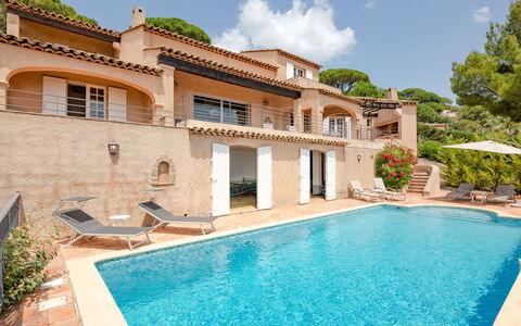 Villa la Sianne: L'Eau, Plante, Bâtiment, Propriété, Ciel, Nuage, Bleu Azur, Fenêtre, Piscine, Arbre