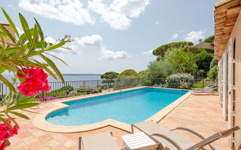 Villa la Sianne: L'Eau, Nuage, Ciel, Plante, Piscine, Bleu Azur, Bâtiment, Arbre, Architecture, Mobilier De Jardin