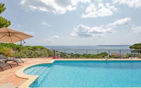Villa la Sianne: L'Eau, Ciel, Nuage, Propriété, Plante, Piscine, Bleu Azur, Rectangle, Ombre, Mobilier De Jardin