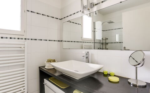 Les Vallons de la Gaillarde 1: Robinet, Luminaire Plomberie, Évier, Propriété, Miroir, Lavabo, Bâtiment, Salle De Bains, Design Intérieur, Cabinetry