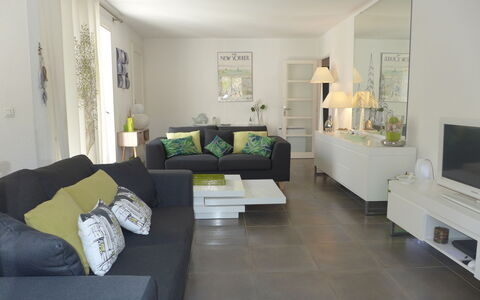 Les Vallons de la Gaillarde 1: Salon, Pièce, Meubles, Propriété, Design Intérieur, Sol, Bâtiment, Mur, Table Basse, Plafond