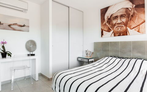 Porto Vecchio 120: Blanc, Pièce, Chambre, Propriété, Meubles, Design Intérieur, Mur, Noir Et Blanc, Drap De Lit, Lit