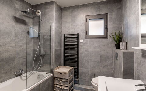 Porto Vecchio 120: Propriété, Tete De Douche, Baignoire, Bâtiment, Bar De Douche, Luminaire Plomberie, Salle De Bains, Douche, Panneau De Douche, Plante