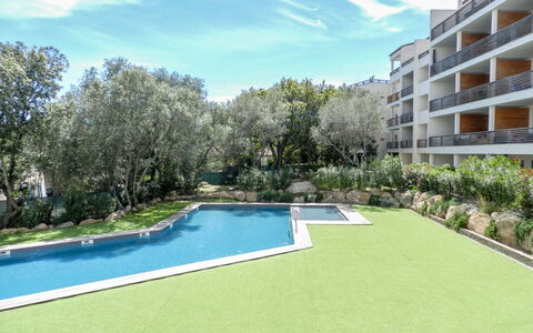Porto Vecchio 120: L'Eau, Plante, Nuage, Bâtiment, Ciel, Bleu Azur, Arbre, Lot Terre, Végétation, Herbe