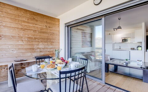 Porto Vecchio 120: Table, Meubles, Propriété, Comptoir, Design Intérieur, Éclairage, Sol, Sol, Évier, Cuisine