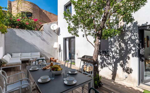 St Cyprien Plage: Table, Propriété, Plante, Bâtiment, Chaise, Vaisselle, Pot De Fleur, Éclairage, Mobilier De Jardin, Architecture