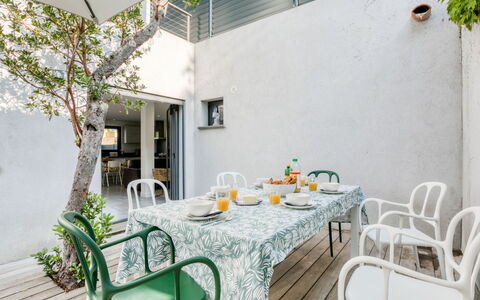 St Cyprien Plage: Table, Meubles, Propriété, Chaise, Vert, Bâtiment, Design Intérieur, Vaisselle, Plante, Nappe De Table