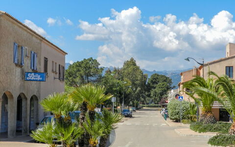 St Cyprien Plage: Nuage, Ciel, Plante, Bâtiment, Fenêtre, Arbre, Arecales, Design Urbain, Maison, Zone Résidentielle