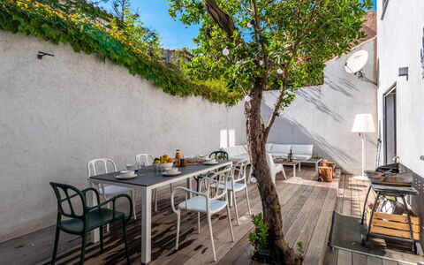St Cyprien Plage: Table, Meubles, Propriété, Plante, Bleu Azur, Chaise, Ciel, Mobilier De Jardin, Bois, Architecture
