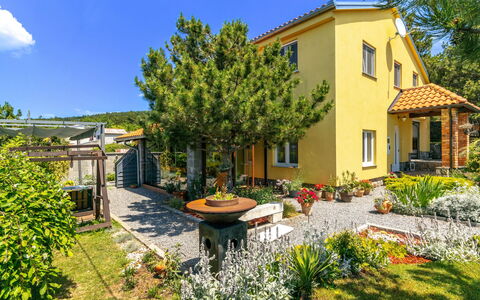 Rukavina: Plante, Ciel, Bâtiment, Fenêtre, Arbre, Lot Terre, Nuage, Maison, Paysage Naturel, Chalet