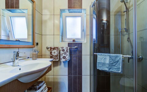 Rukavina: Miroir, Évier, Robinet, Propriété, Luminaire Plomberie, Bleu, Bleu Azur, Bâtiment, Salle De Bains, Lavabo