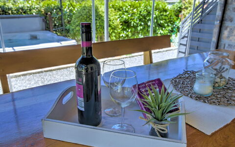 Rukavina: Table, Plante, Bouteille, Meubles, Vaisselle, Drinkware, Du Vin, Bar, Bois