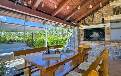 Rukavina: Table, Meubles, Propriété, Bâtiment, Fenêtre, Plante, Bois, Design Intérieur, Architecture, Ombre