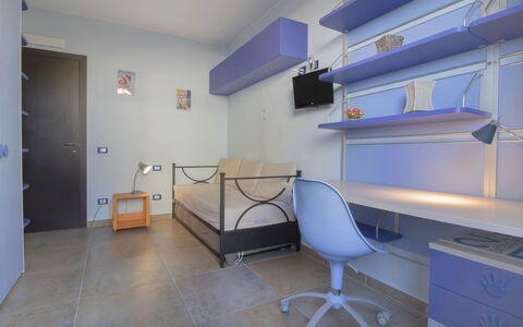 Serra: Pièce, Propriété, Meubles, Bâtiment, Design Intérieur, Sol, Violet, Mur, Plafond