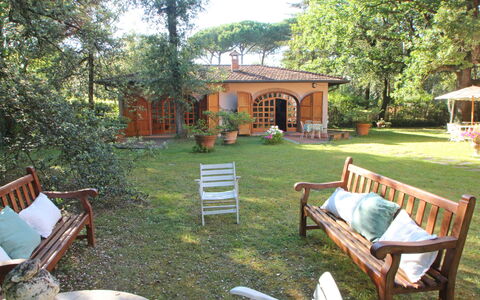 Residenza Marechiaro: Plante, Bâtiment, Meubles, Arbre, Botanique, Herbe, Mobilier De Jardin, Chaise, Fenêtre, Chalet