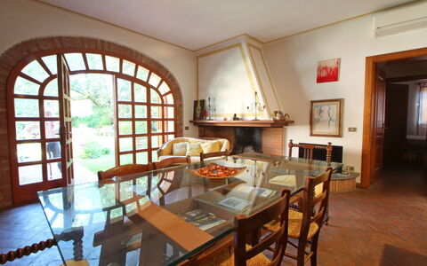 Residenza Marechiaro: Table, Meubles, Propriété, Cadre, Chaise, Bois, Bâtiment, Design Intérieur, Fenêtre, Canapé