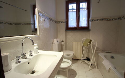 Residenza Marechiaro: Miroir, Robinet, Évier, Propriété, Luminaire Plomberie, Lavabo, Fenêtre, Salle De Bains, Design Intérieur