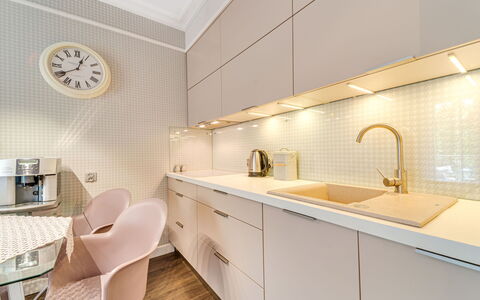 Willa Maria: Cabinetry, Propriété, Comptoir, Meubles, Robinet, Évier, Blanc, Cuisine, Bois, Luminaire Plomberie