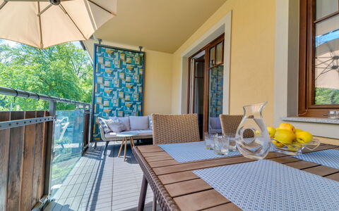 Willa Maria: Table, Meubles, Propriété, Plante, Bleu Azur, Fenêtre, Bâtiment, Bois, Ombre, Chaise