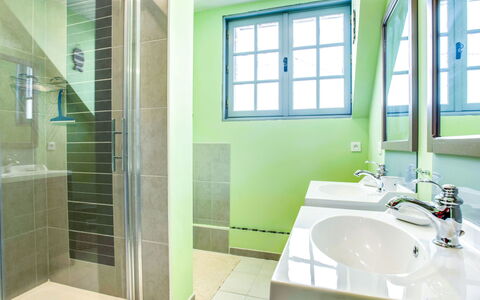 Les Figuiers: Salle De Bains, Propriété, Pièce, Vert, Tuile, Design Intérieur, Bâtiment, Immobilier, Architecture, Maison