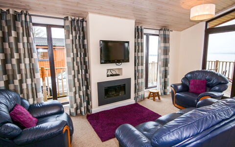 Loch Leven Lodge: Meubles, Canapé, Télévision, Confort, Cadre, Violet, Fenêtre, Salon, Bois, Sol