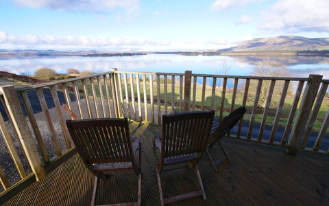 Loch Leven Lodge: Nuage, Ciel, L'Eau, Propriété, Jour, Meubles, La Nature, Clôture, Chaise, Bois
