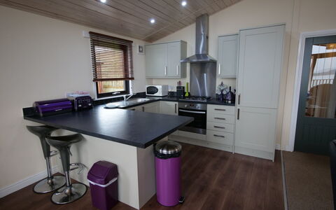 Loch Leven Lodge: Cabinetry, Meubles, Comptoir, Table, Cuisine, Électroménager, Chaise, Appareil De Cuisine, Bois, Design Intérieur