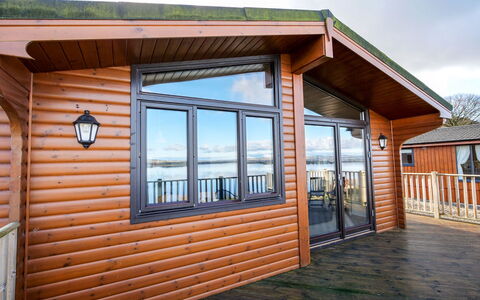 Loch Leven Lodge: Ciel, Fenêtre, Bâtiment, Bois, Nuage, Ombre, Chalet, Siding, Maison